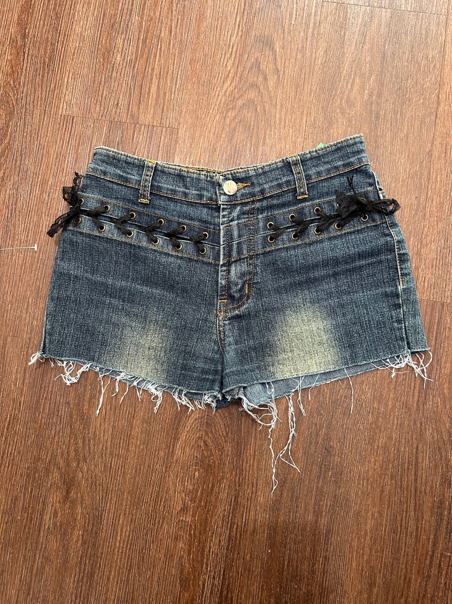 Perfect Y2K shorts with lace detail in the front size S (think would fit a XS too)