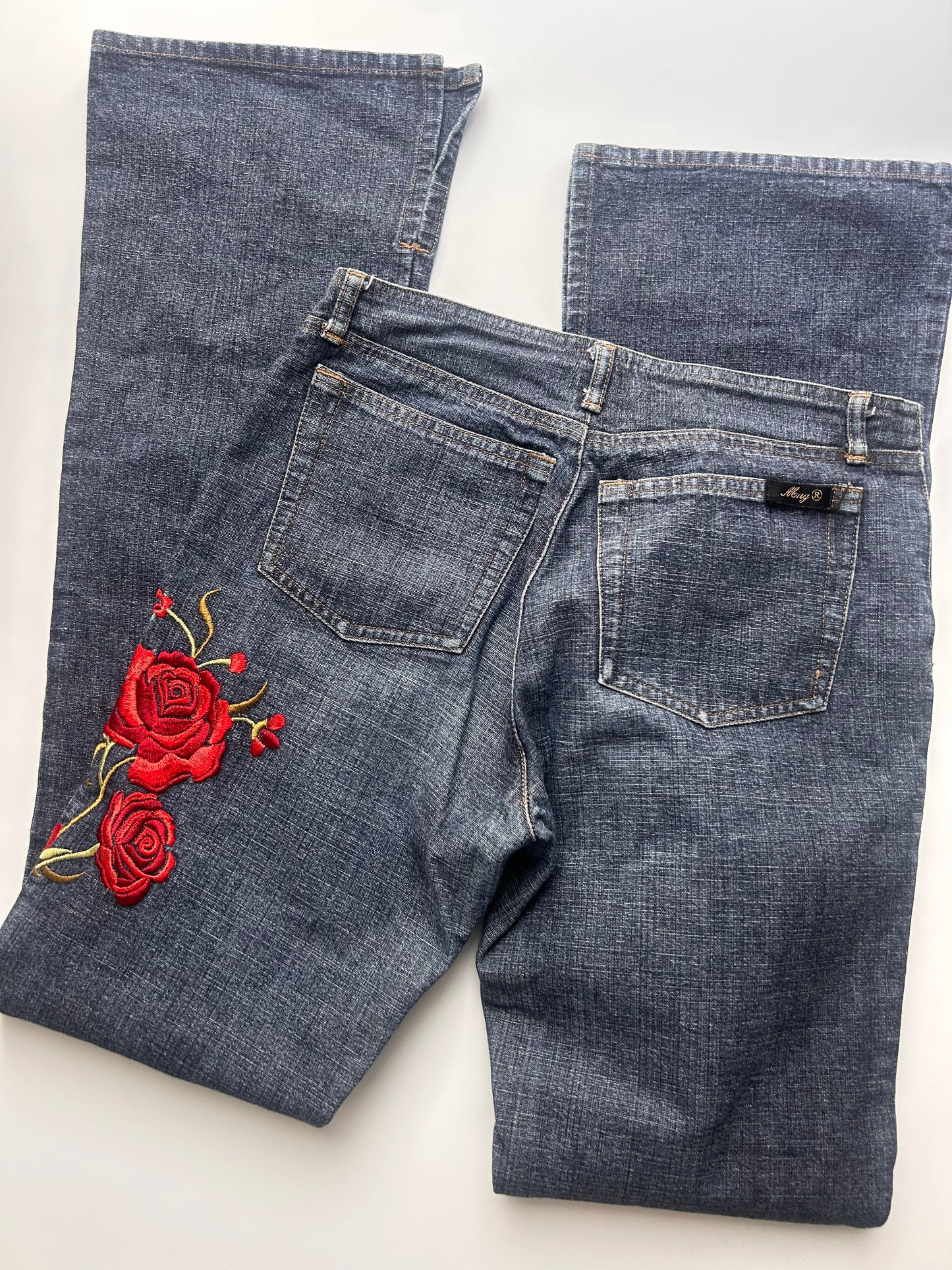 Perfect vintage jeans size 34 with rose detail