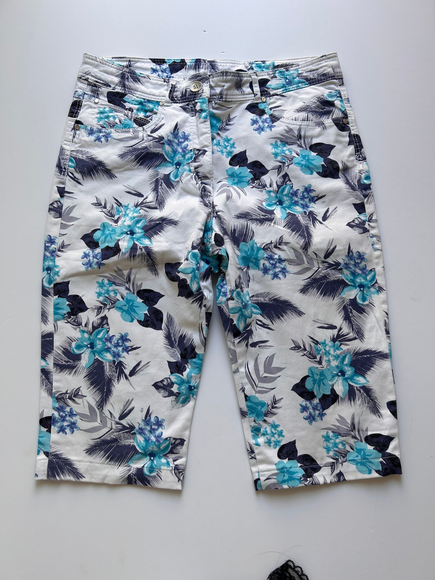 Adorable flower capri jeans size 36