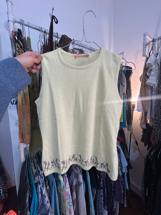 Adorable vintage top size S with flower details (soft yellow in person)