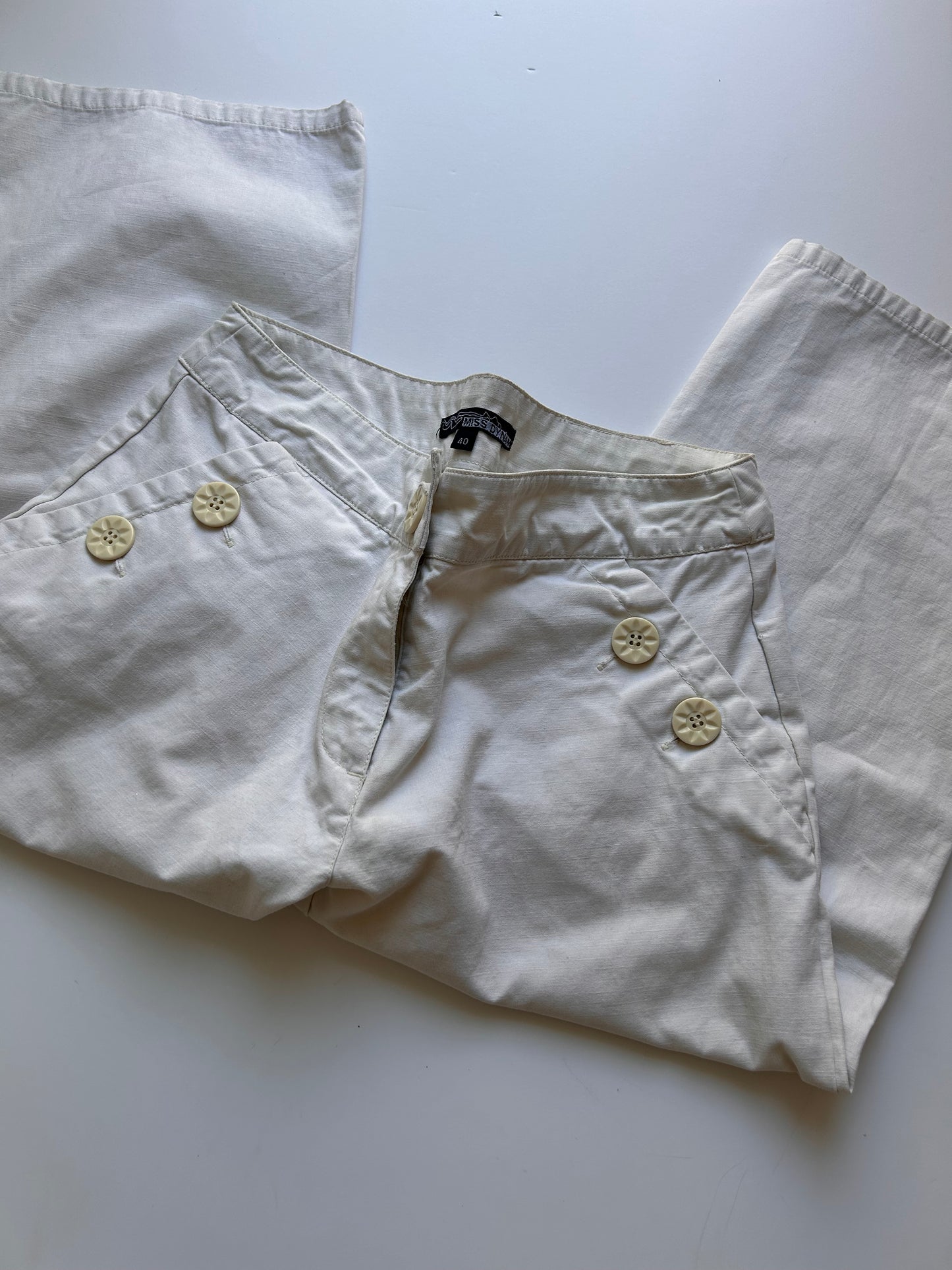Iconic 90s style white short pants with button detail in the pockets size 40 (more like a 36)
