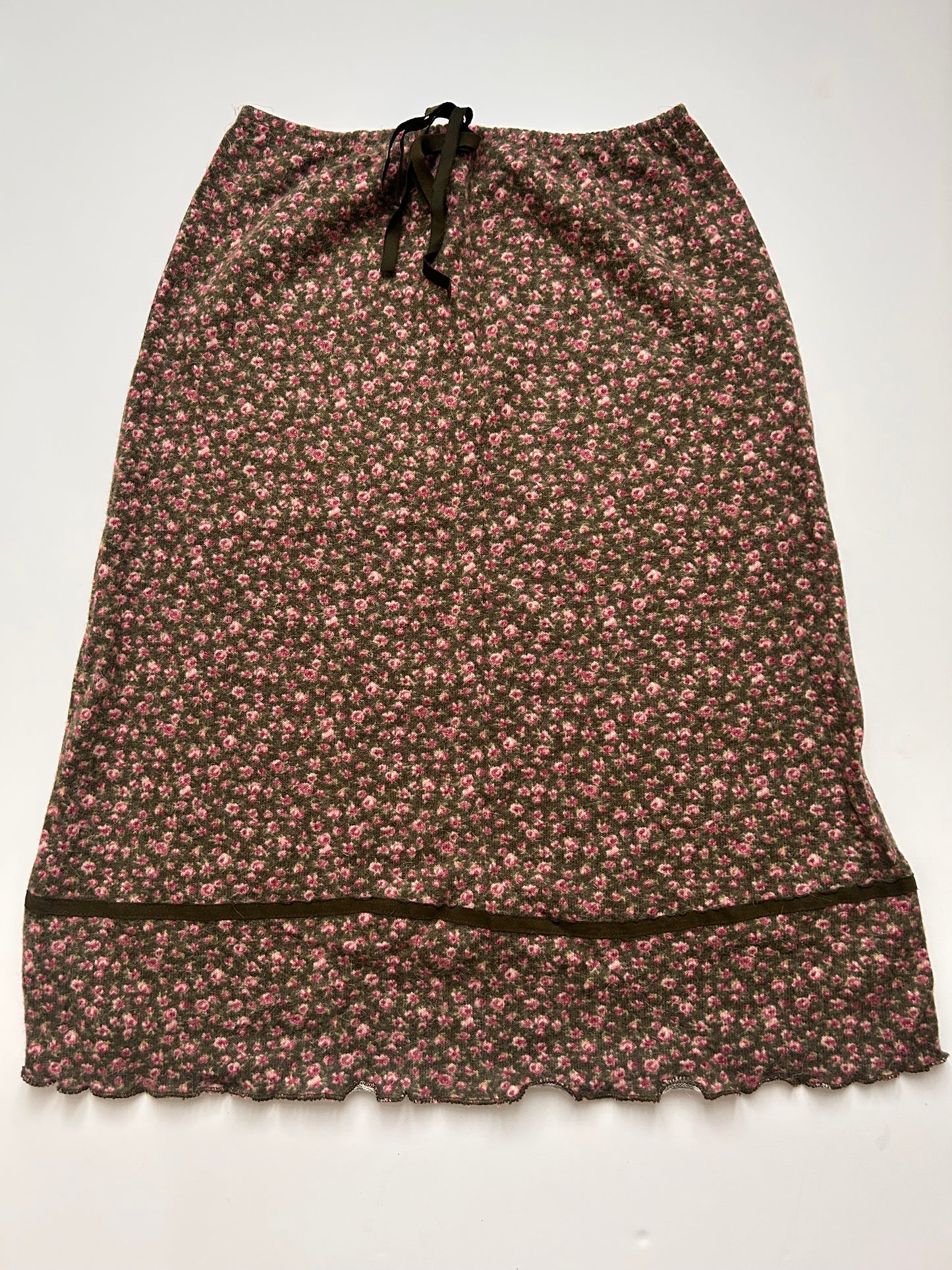 Iconic cozy midi skirt with flower detail size M