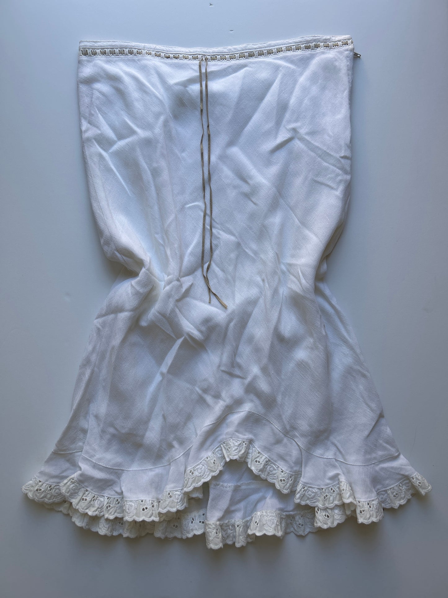Adorable midi white ruffle skirt size 34 with cord detail