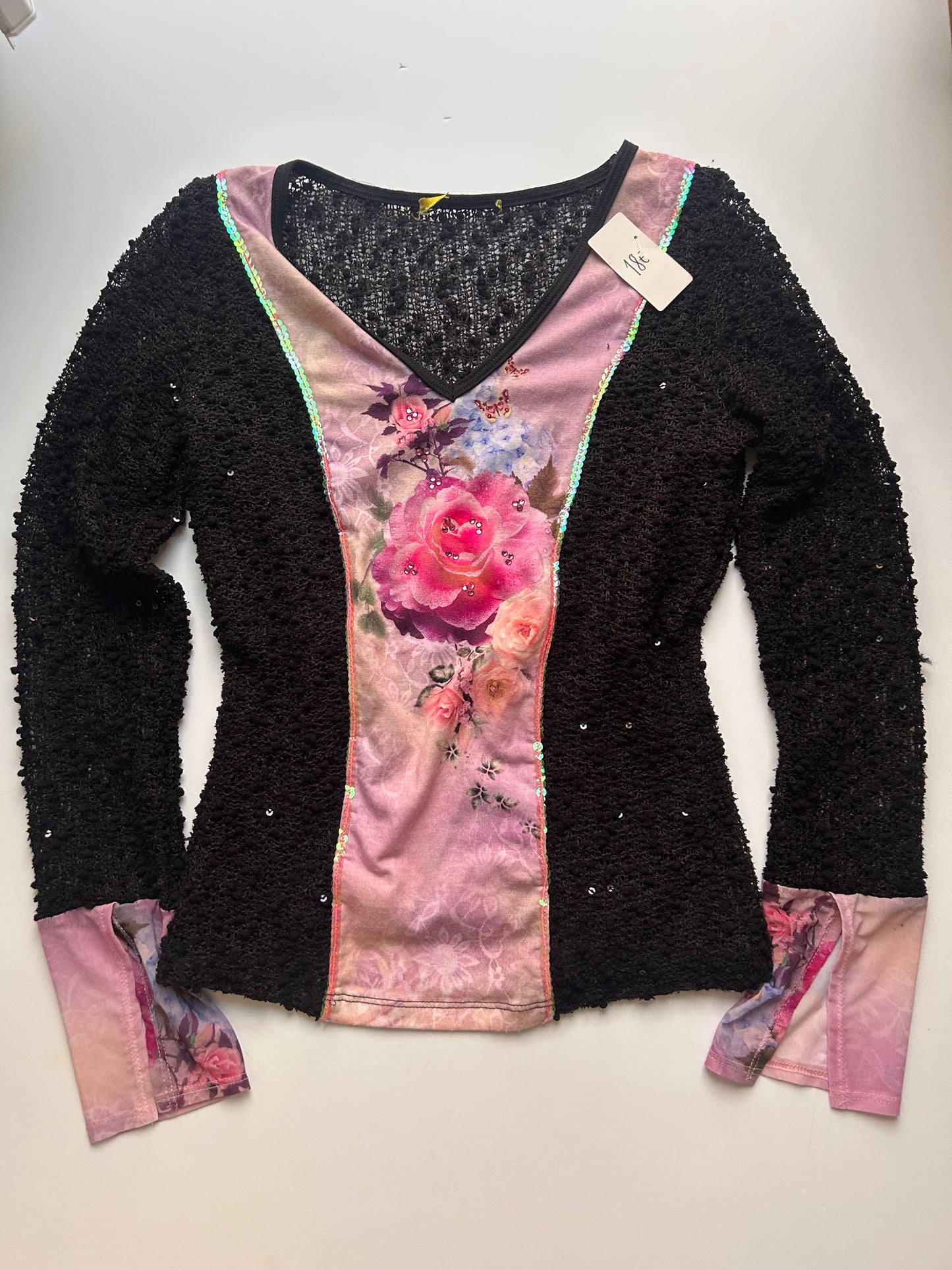 Adorable vintage long sleeve top with flower detail size S