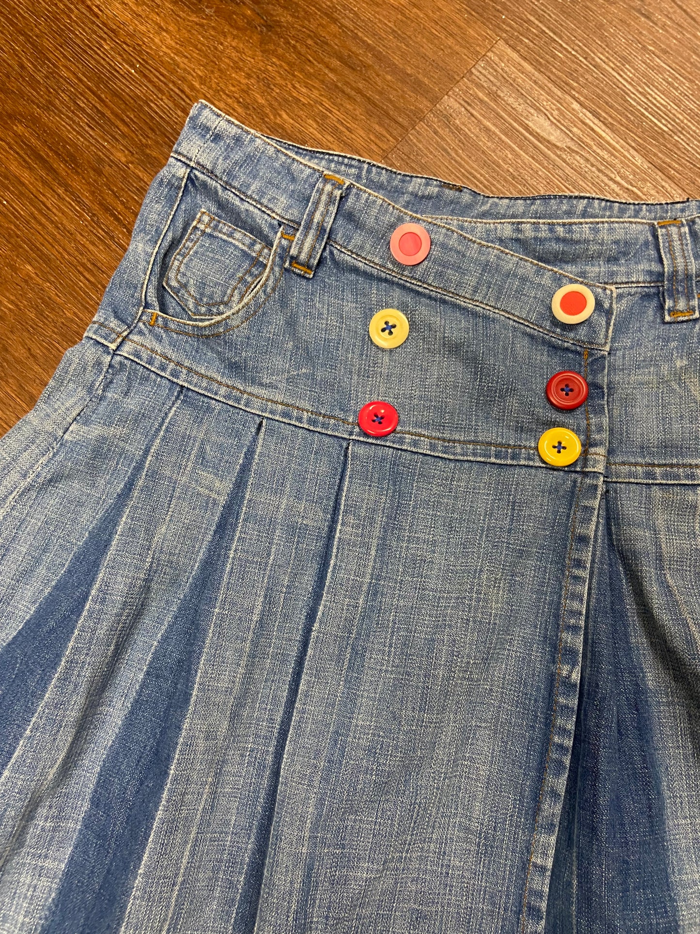 Iconic vintage skirt with buttons size 32/34