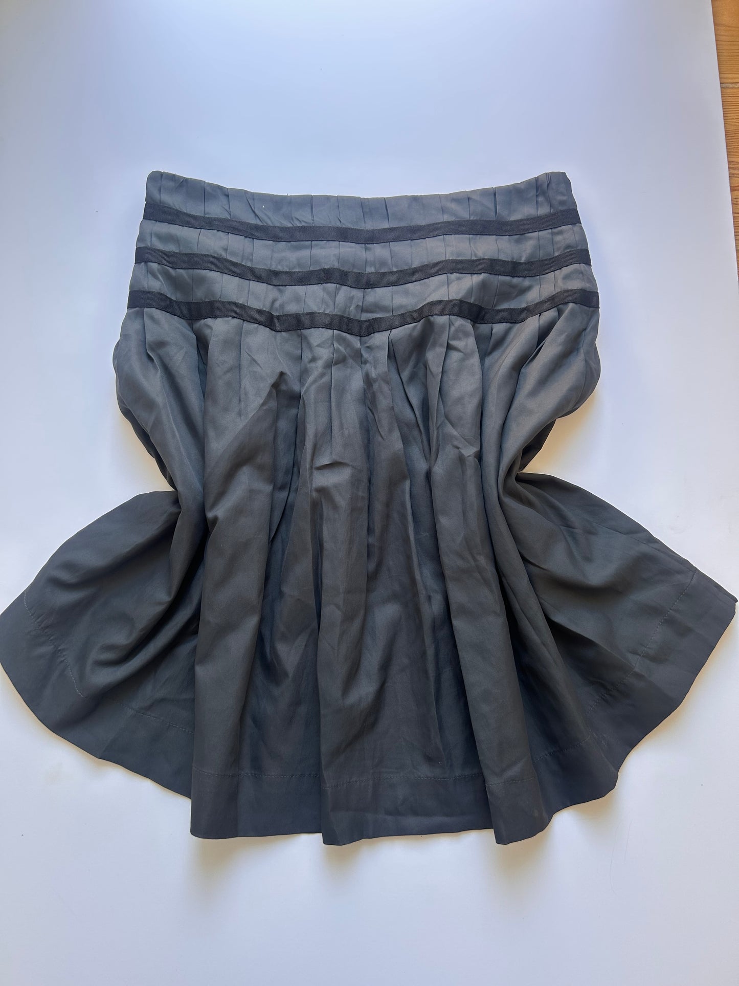 Adorable midi skirt with flower detail size 38