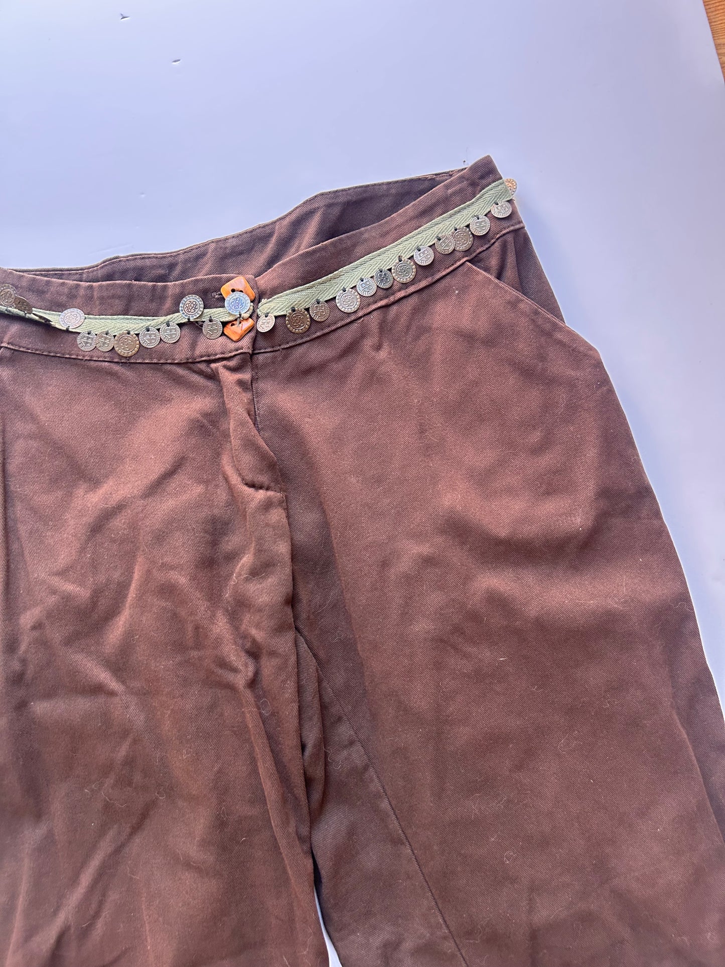 Dark capri jeans with omelet detail on the waist size 38