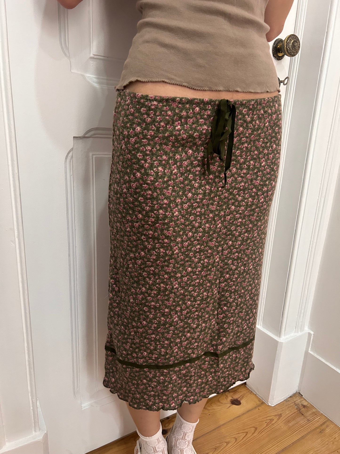 Iconic cozy midi skirt with flower detail size M