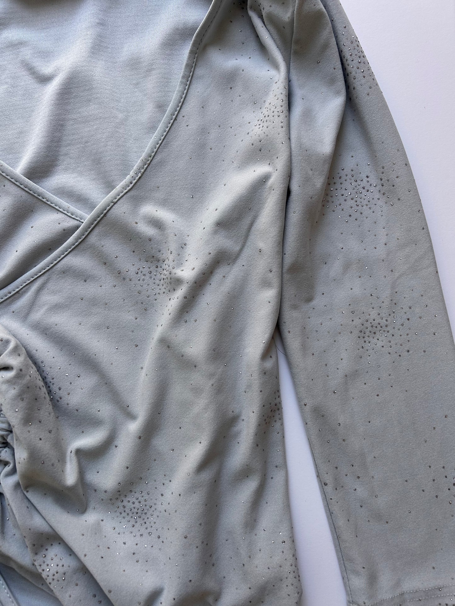 Adorable long sleeve top with shiny details size S/M