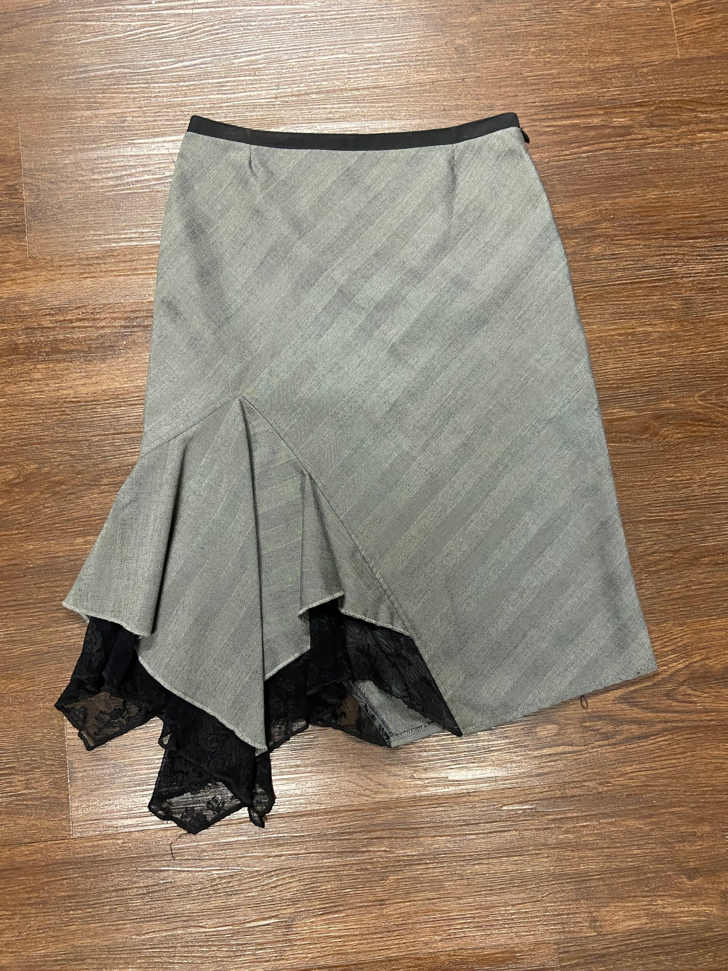 Adorable midi skirt size 32