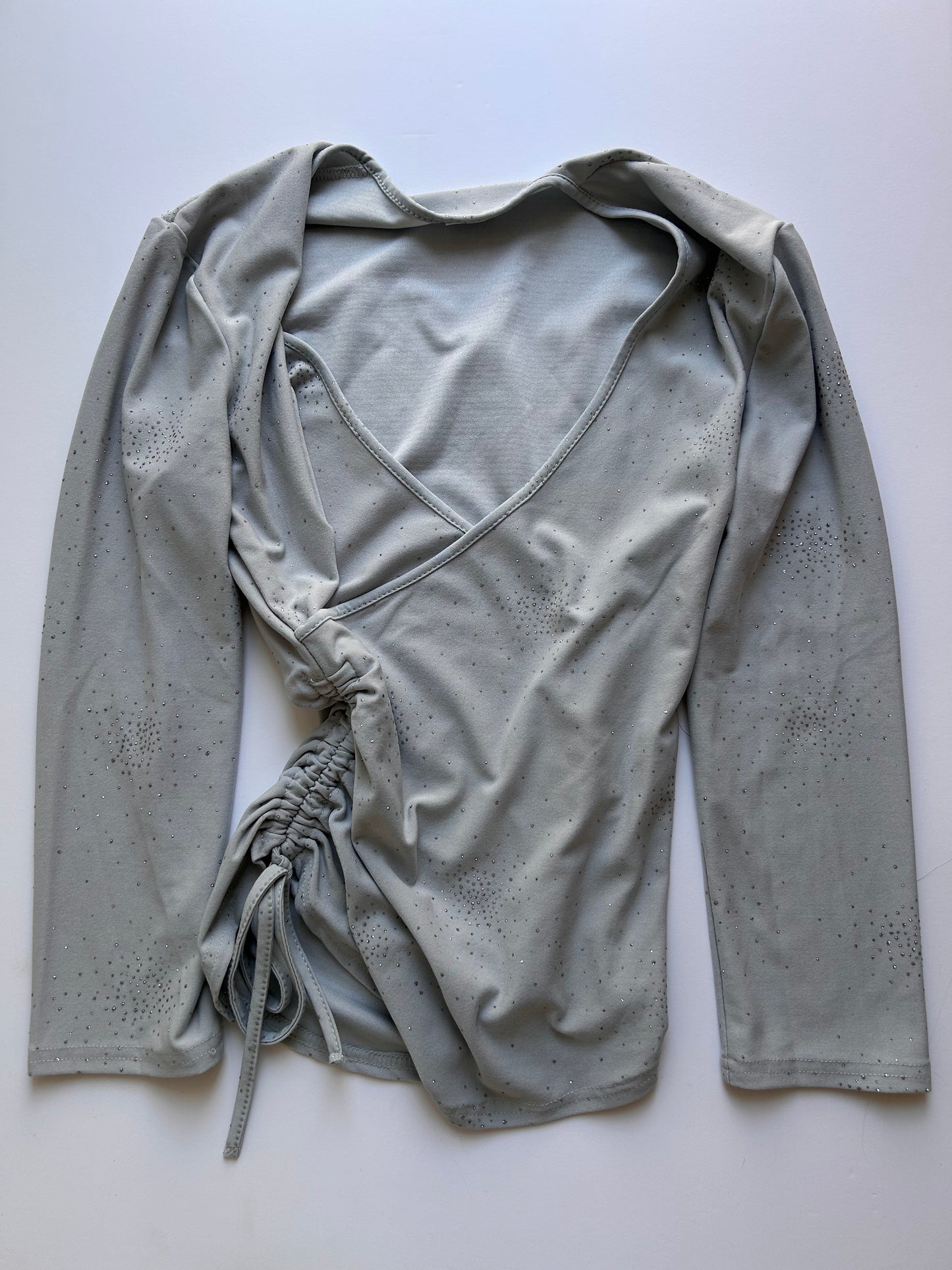 Adorable long sleeve top with shiny details size S/M