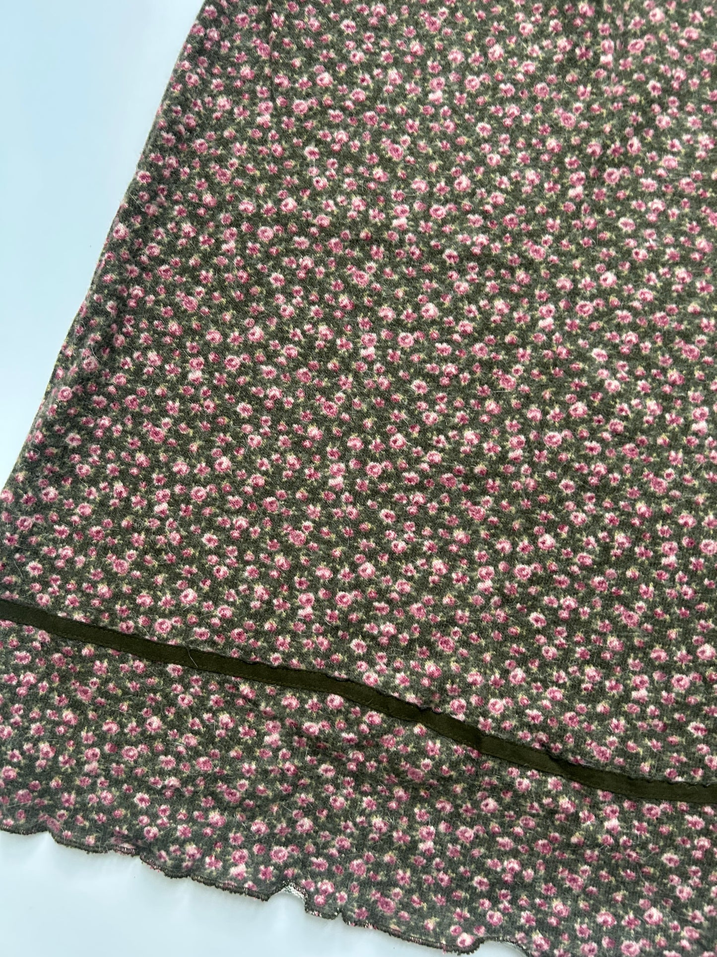 Iconic cozy midi skirt with flower detail size M