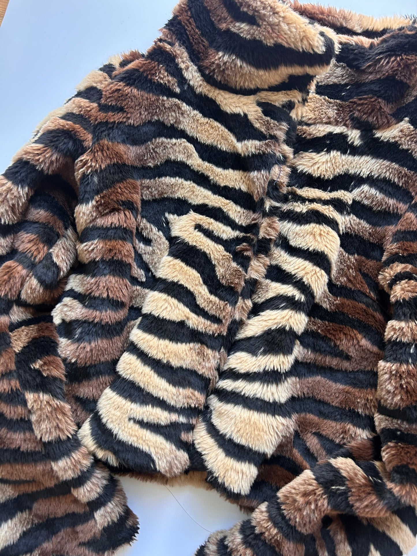 Adorable faux furr jacket M (missing buttons hands the price)