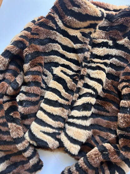Adorable faux furr jacket M (missing buttons hands the price)
