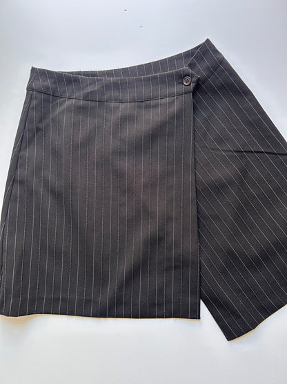 Adorable mid leight short skirt with striped detail size S