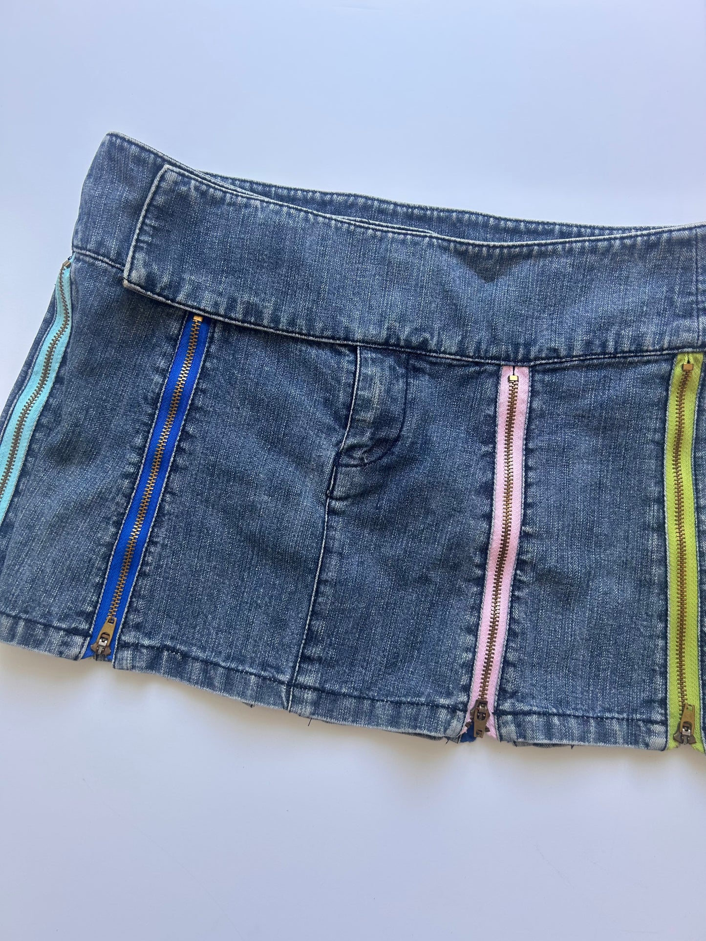 Adorable mini vintage skirt with zipper details size 34