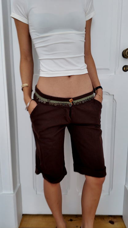 Dark capri jeans with omelet detail on the waist size 38