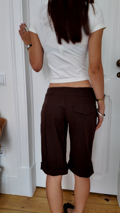 Dark capri jeans with omelet detail on the waist size 38