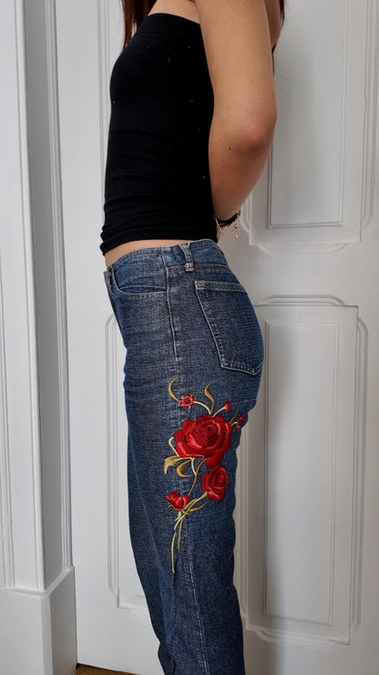 Perfect vintage jeans size 34 with rose detail