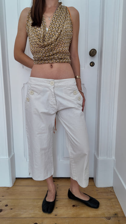 Iconic 90s style white short pants with button detail in the pockets size 40 (more like a 36)