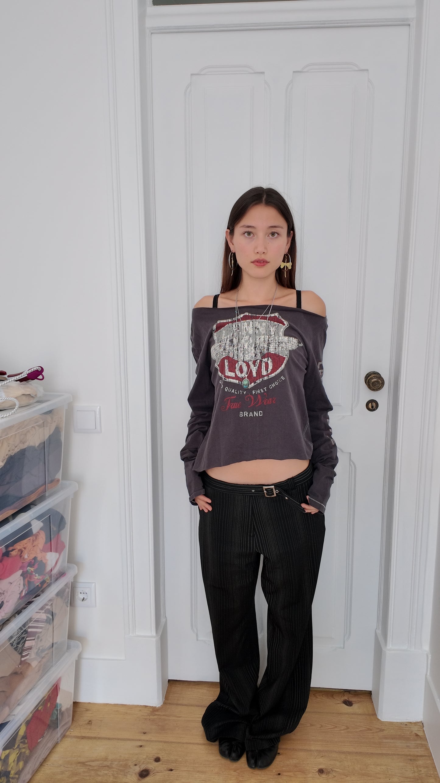 Adorable vintage long sleeve top reworked to be off the shoulder size L