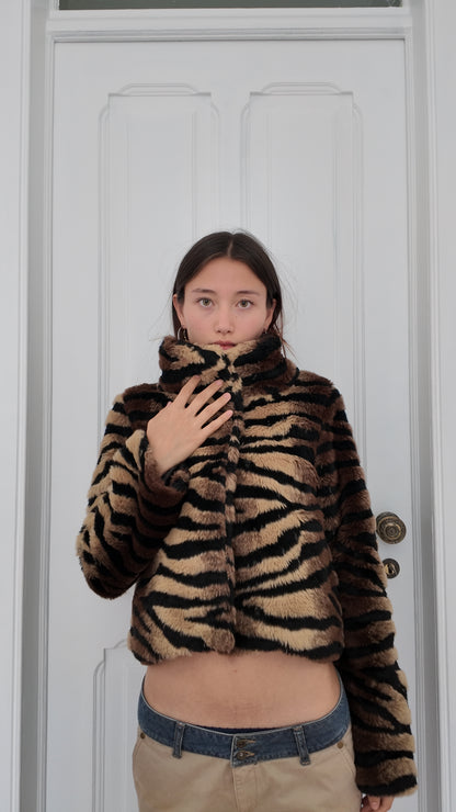 Adorable faux furr jacket M (missing buttons hands the price)