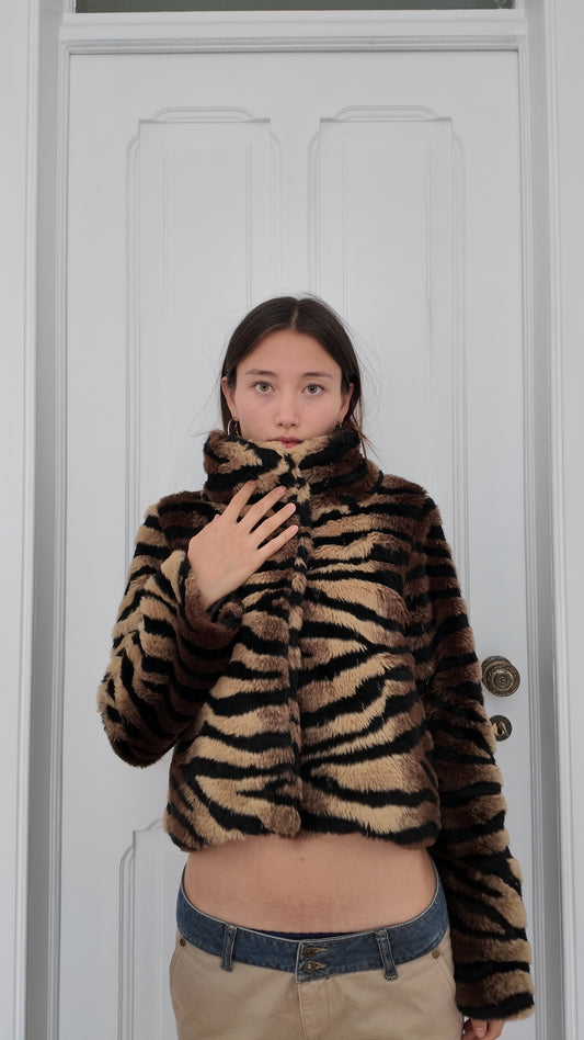 Adorable faux furr jacket M (missing buttons hands the price)