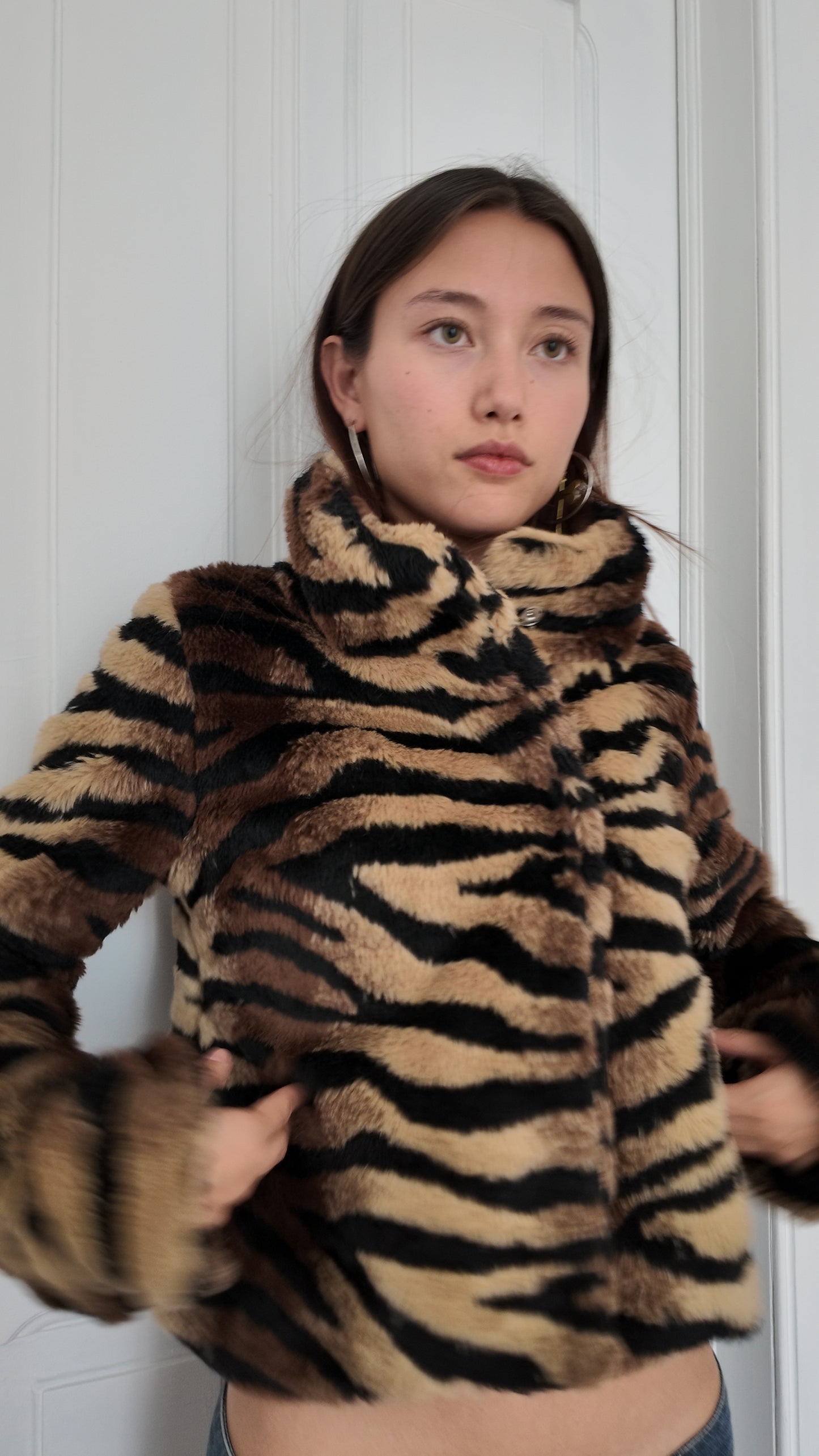 Adorable faux furr jacket M (missing buttons hands the price)