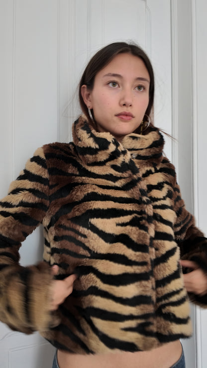 Adorable faux furr jacket M (missing buttons hands the price)