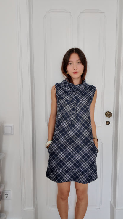 Adorable midi plaid dress size M
