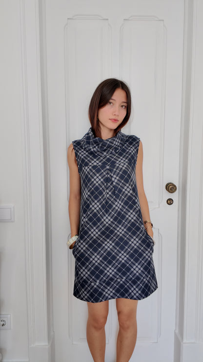 Adorable midi plaid dress size M