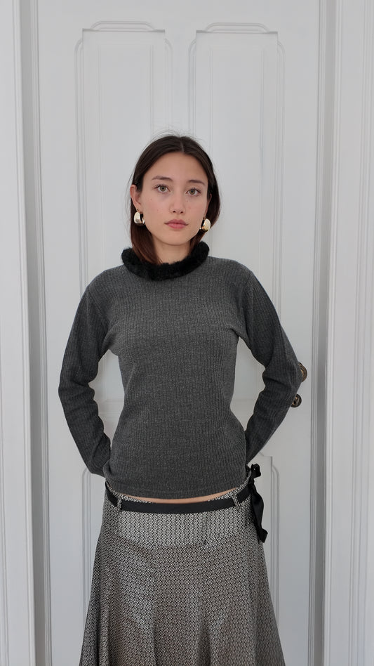 Vintage long sleeve top with furr detail size M