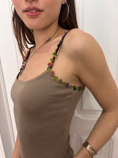 Adorable tank top with flower detail size XS