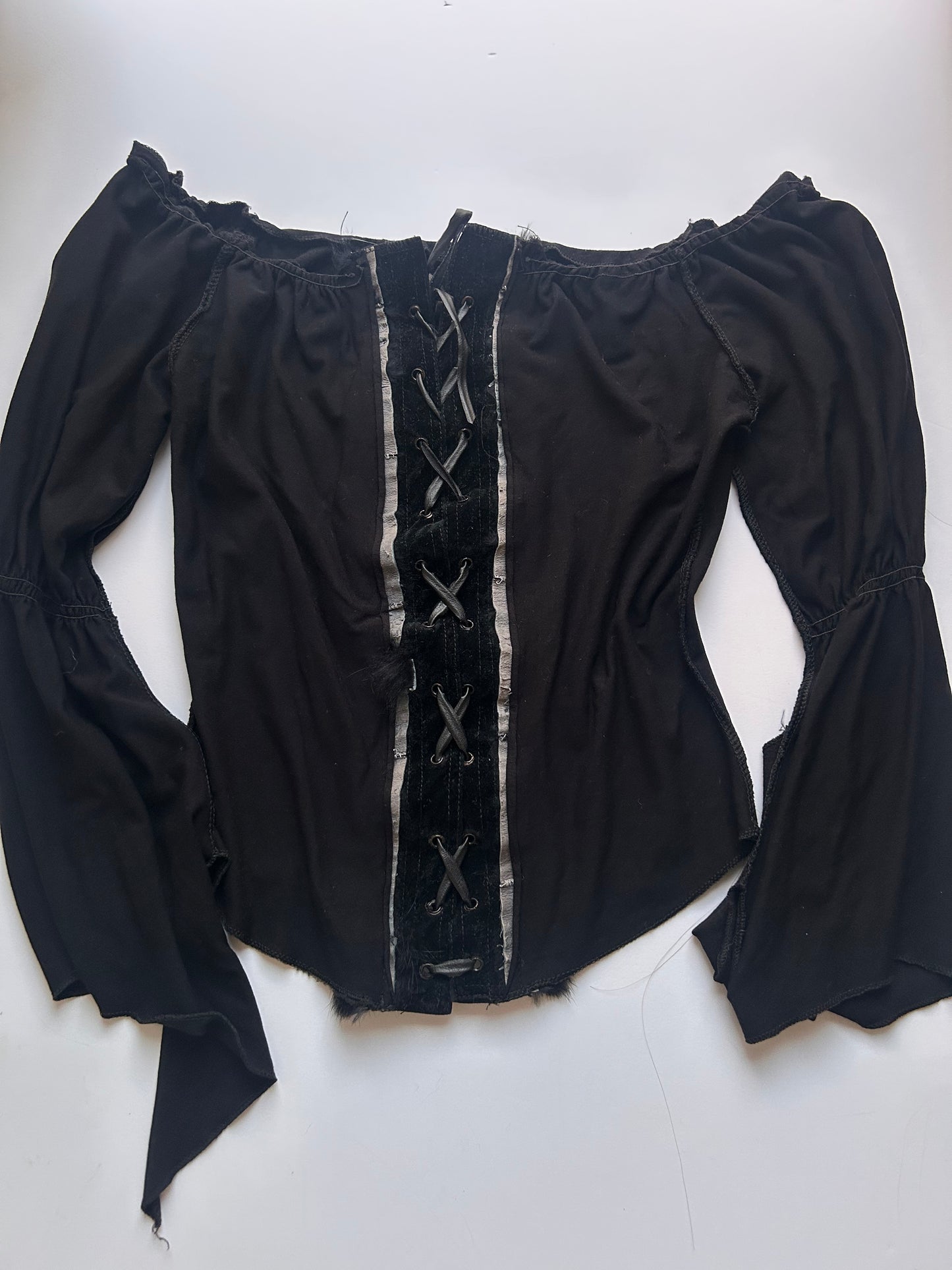 Iconic vintage long sleeve top with lace detail size M